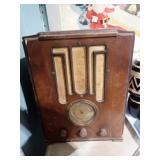 VINTAGE COLONIAL TABLE RADIO