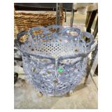 CAST PLANTER POT STAND