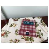 Suffolk 60' Tablecloth & Berry Print Linens