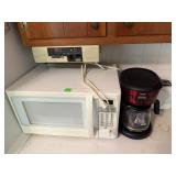 Assorted Kitchen Countertop Appliances & Radio Lot