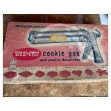 Wear-Ever Trigger-Quick Cookie Gun Set