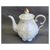 Vilettaï¿½s Arts elegant white porcelain teapot