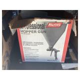 Spray gun with hopper