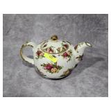 9' ROYAL ALBERT COUNTRY ROSES TEAPOT