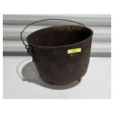 8' CAST IRON POT W/ HANDLE