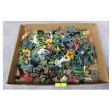 TRAY LOT VINTAGE WESTERN & LITTLE ARMY MEN FIGURES