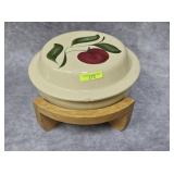 VINTAGE 11' WATT POTTERY 'APPLE' CASSEROLE
