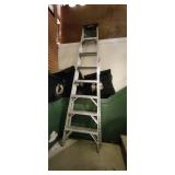 Aluminum A-frame step ladder