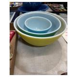 Pyrex Mixing Bowls in Graduated Sizes
