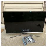 Television 32' on Stand w/Remote