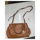 MICHAEL KORS LEATHER PURSE W/ CROSSBODY STRAP