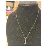 STONE PENDANT NECKLACE WITH GOLD COLORED CHAIN