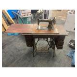 VINTAGE SINGER SEWING MACHINE