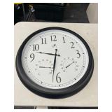 BATTERY POWERED WALL CLOCK