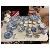 LARGE ASSORTMENT OF VINTAGE CHINA