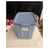 RUBBERMAID 18 GALLON STORAGE TOTE WITH LID