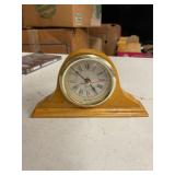 BATTERY POWERED MANTEL CLOCK