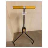 Adjustable height roller stand