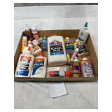 Tray lot of glue