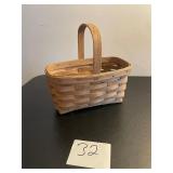 Longaberger 1985 basket with handle