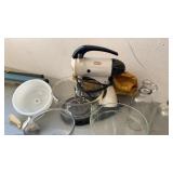 Sunbeam mixmaster w/ 1 mixing bowl, measuring