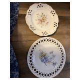 These vintage decorative plates feature i