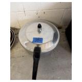 Pressure cooker with weight