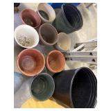 This lot has 10 plastic flower pots of various