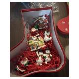 Miniature Christmas figurines and magnets