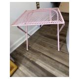 Table and food container