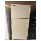 Hotpoint HTS15BCMBRAA Top-Freezer Refrigerator