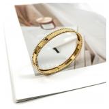 Van Cleef & Arpels Perlee Signature Medium (M)...