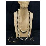 Black & White Pearl Necklace & Accessories