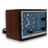 General Electric AM Clock Radio 7-4728A Walnut...