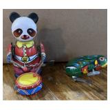 WORKING WIND UP TOYS / DRUM PLAYER & FROG