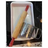 KITCHEN LOT / PYREX / ROLLING PIN / SIFTER / SHIPS