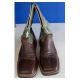 1 VINTAGE PAIR OF COWBOY WORK BOOTS / ships