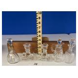 FIVE PIECES OF VINTAGE GLASSWARE / ships