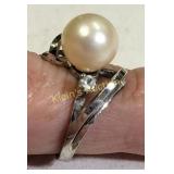 silver ring with 8.9mm center pearl & rhinestones