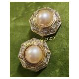 swarovski crystal w/ faux pearl earrings