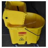 Rubbermaid Mop Bucket w/ Wringer