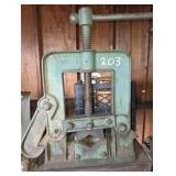 Heavy-Duty Bench-Mount Pipe Vise