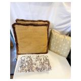 LARGE GROUP OF PILLIOWS