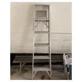 ALUMINUM LADDER