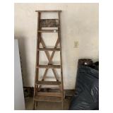 .WOOD STEP LADDER