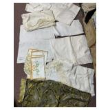 ASSORTMENT OF LINENS INCLUDING NAPKINS