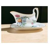 WEDGWOOD GRAVY BOAT WITH LINER COLONIAL SPRAYS