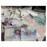 ASSORTMENT OF TABLECLOTHS, NAPKINS AND PLACEMATS