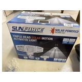 SOLAR POWERED TRIPLE HEAD ACTIVATED LIGHT NEW IN