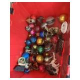 ASSORTMENT OF VINTAGE CHRISTMAS ORNAMENTS IN TOTE